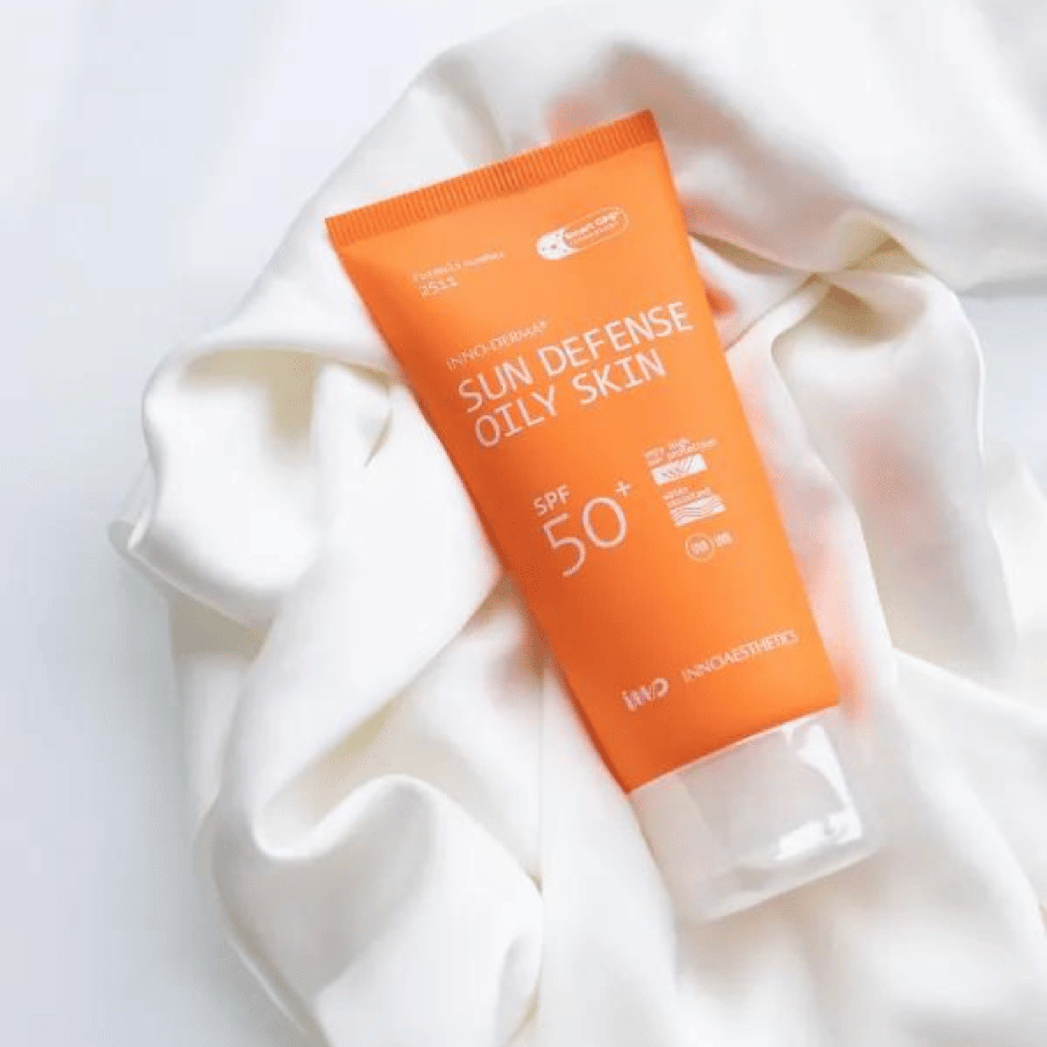 SUN DEFENSE OILY SKIN SPF50+ / Protector solar para pieles grasas + 3 muestras de sérum GRATIS 🎁